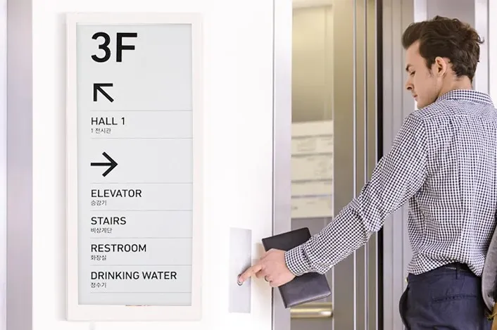 Use digital signage in elevators to make it clearer to visitors Use digital signage in elevators to make it clearer to visitors